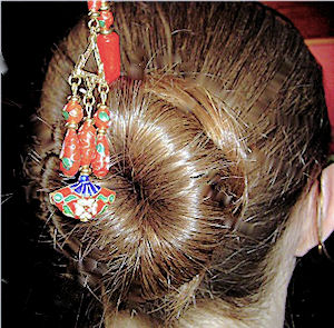 Larissa shows off her Scarlet Fan longlocks geishastix hair pin